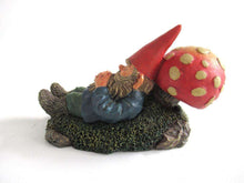 UpperDutch:Gnome,Gnome sleeping against a Mushroom. Rien Poortvliet Sleeping Gnome Figurine, David the Gnome. David el Gnomo