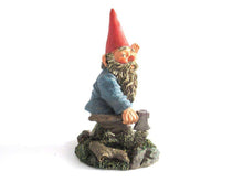 UpperDutch:Gnome,Gnome with Axe, Classic Gnomes 'Peter' after a design by Rien Poortvliet.